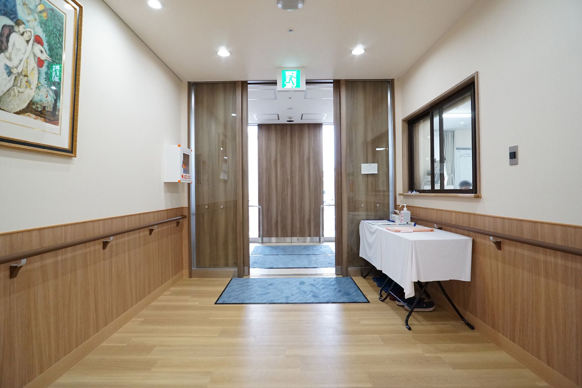 完全にバリアフリー化され、手すりが設置され、段差が解消されている廊下