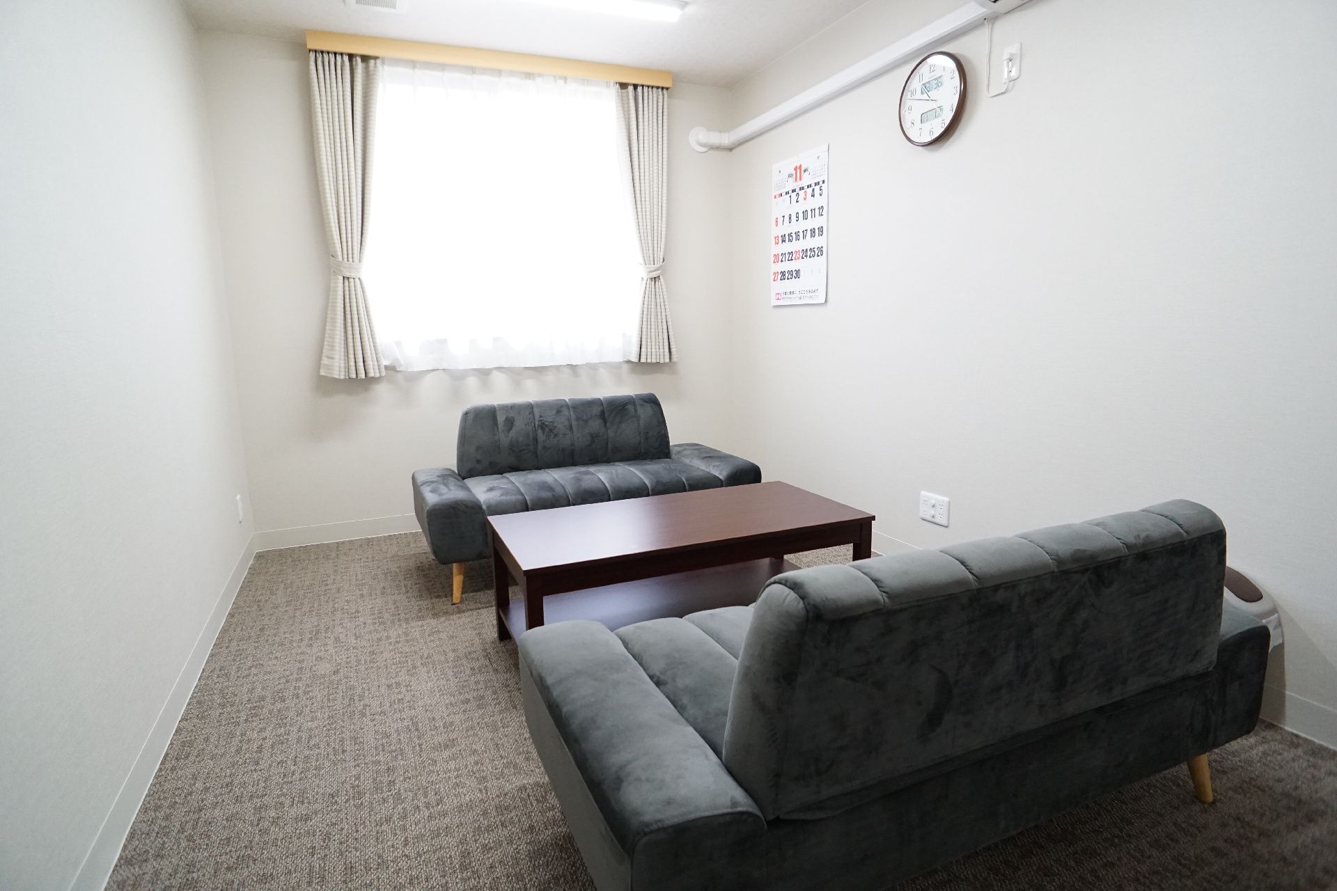 テーブルと椅子が設置された共有スペース