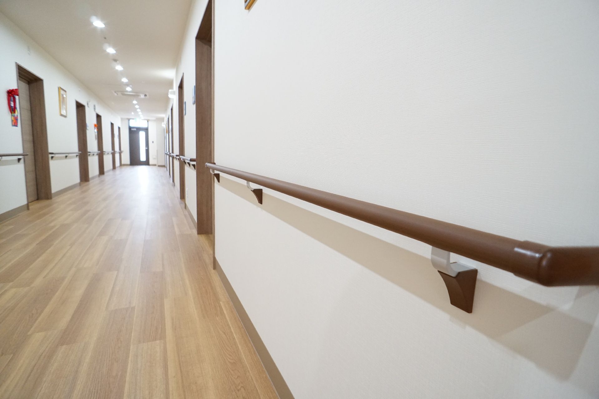 バリアフリー化され、床の段差が極力解消されている廊下