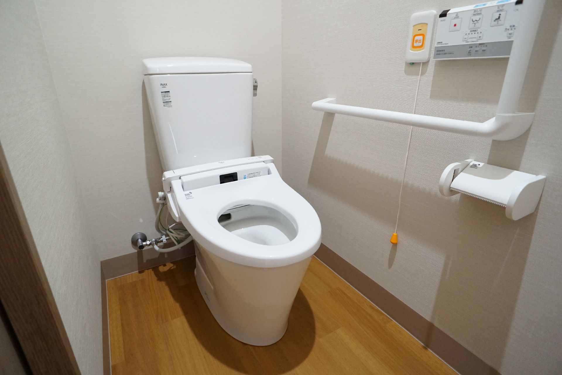 バリアフリー完備で手すりが設置され、段差もほとんどないトイレ