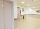 明るく清潔な施設の廊下