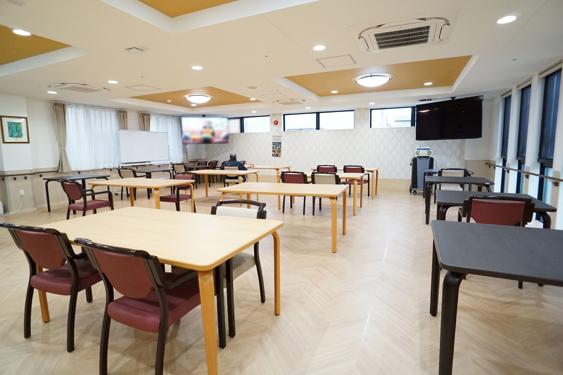 手すりが設置してあり、転倒がしにくくなっている共有スペース
