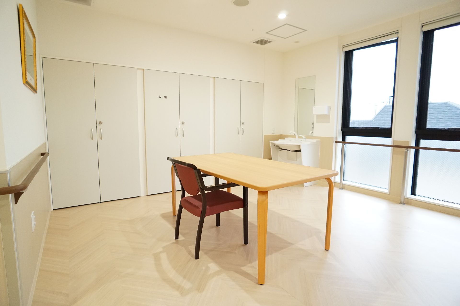テーブルや椅子の置かれた共有スペース