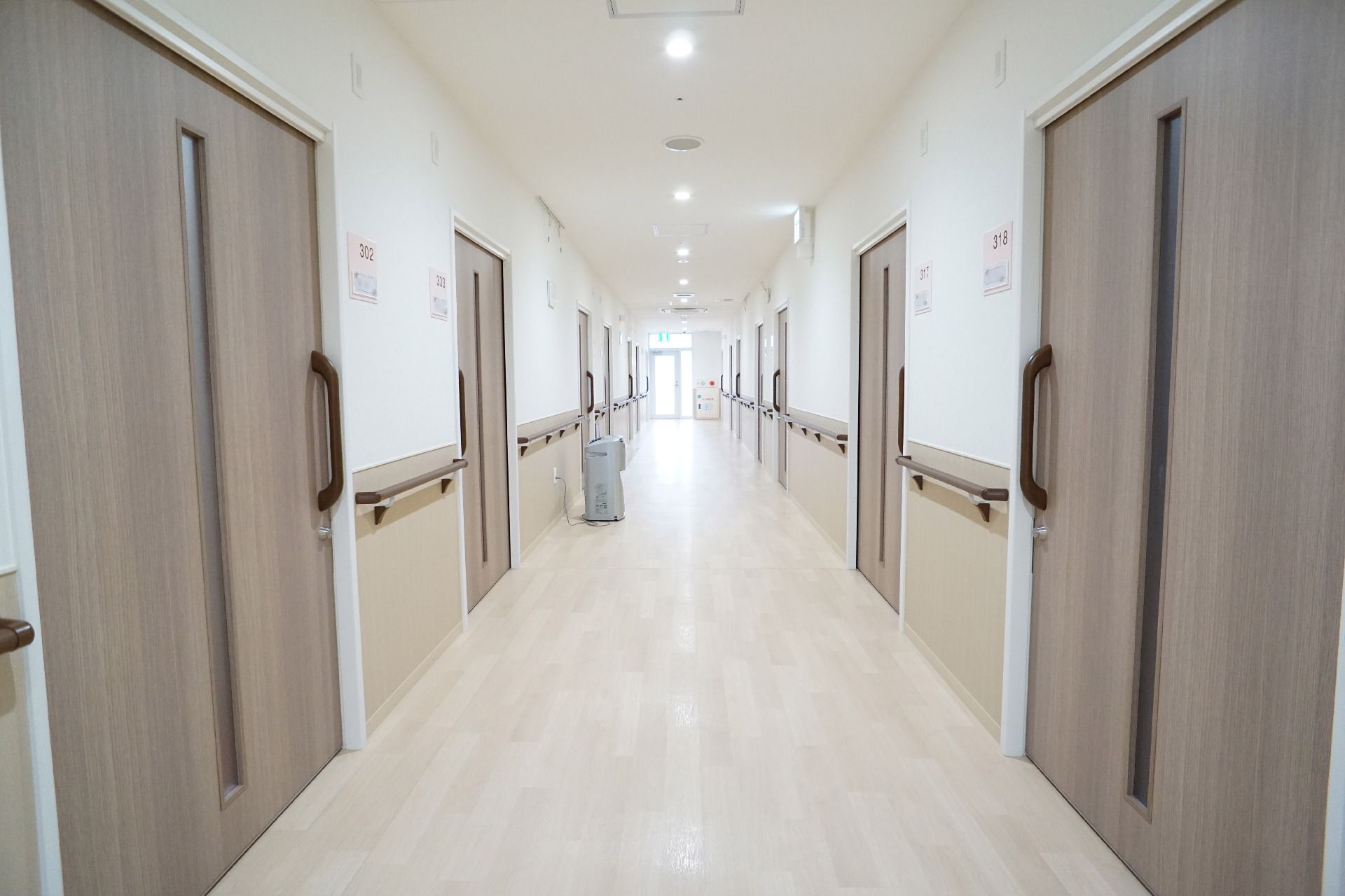 床に段差が極力なく、壁に手すりがあるバリアフリー化された廊下