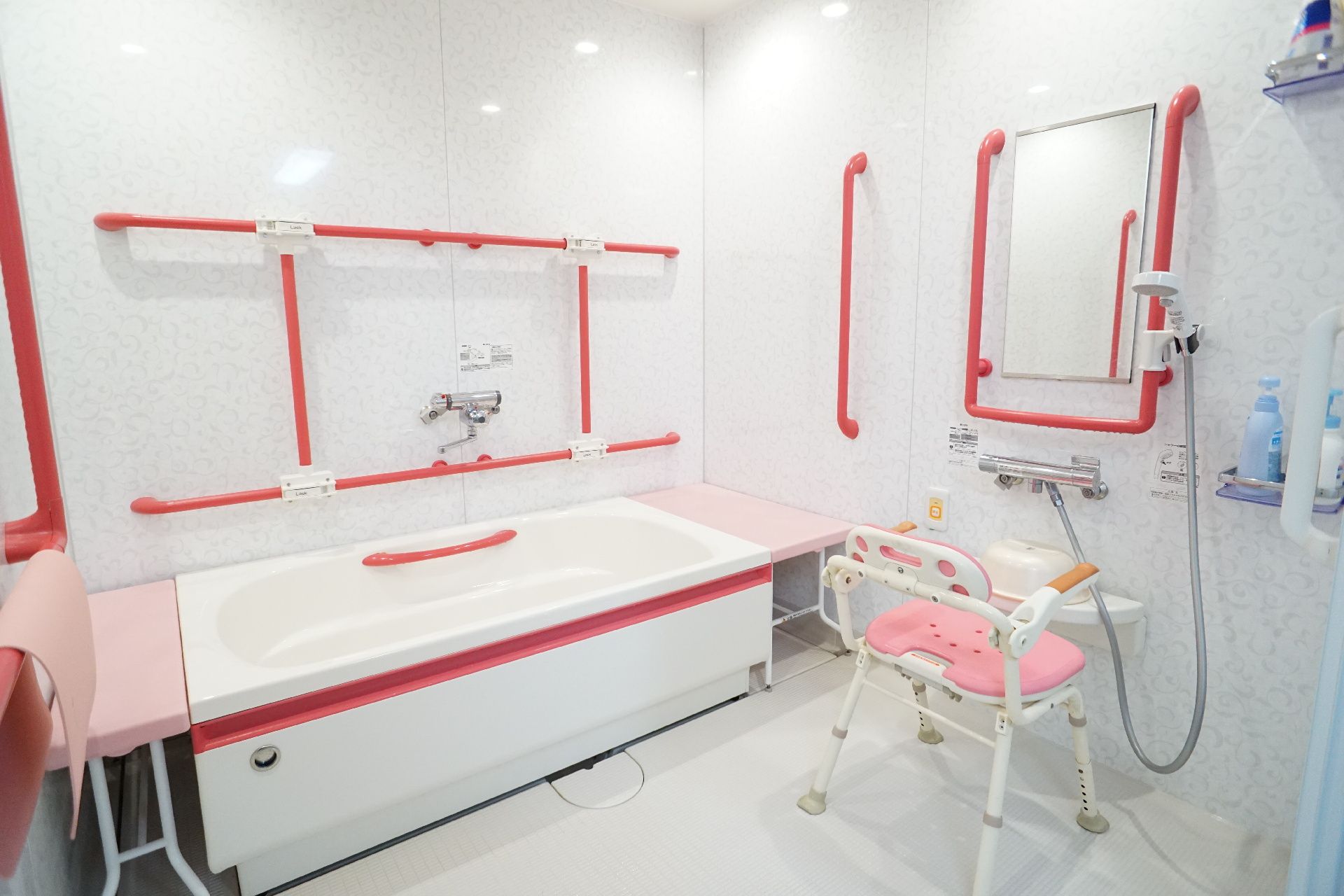 バリアフリー化されていて、壁に手すりが設置されている浴室