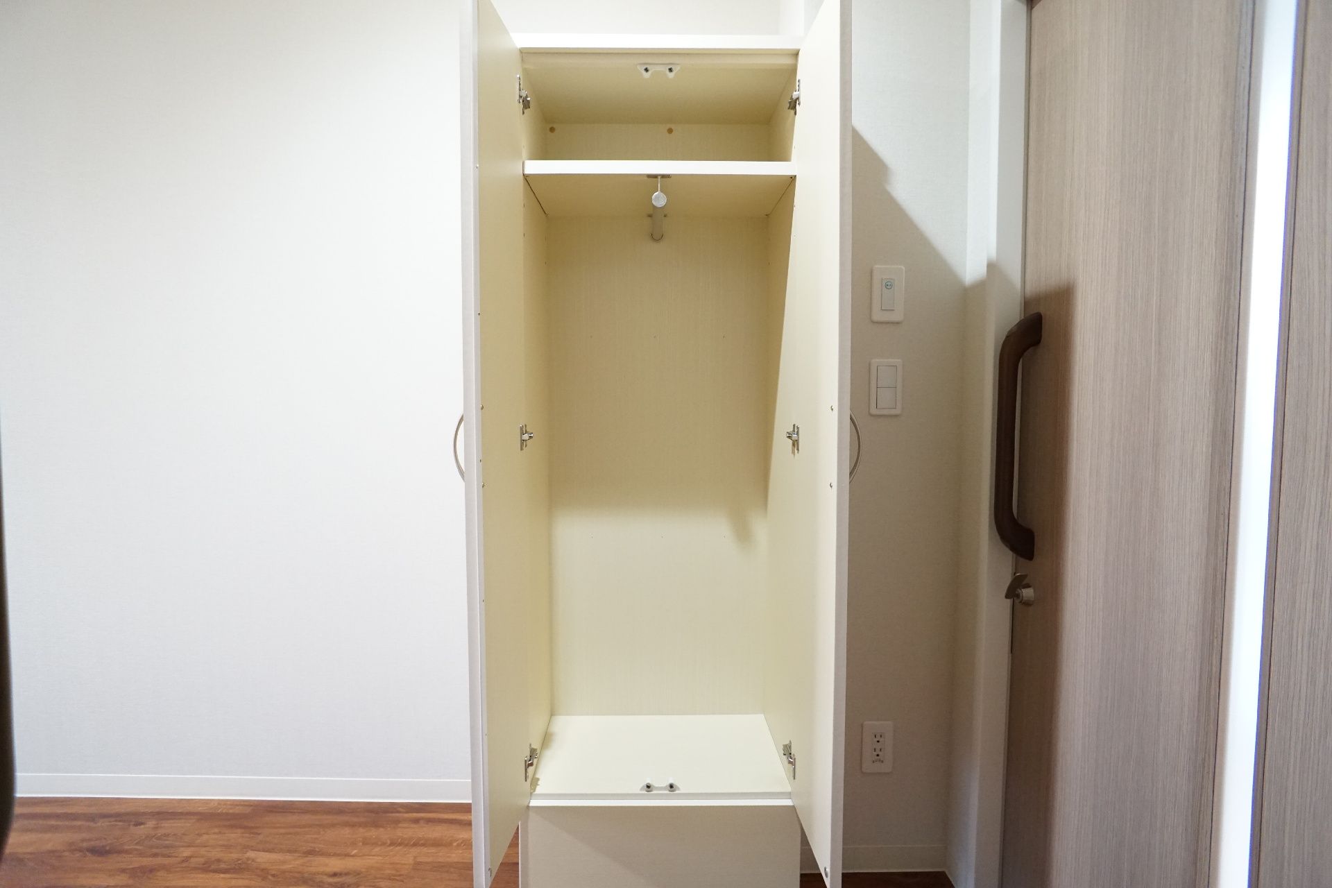 居室に設置された、服などをしまうことのできる収納棚