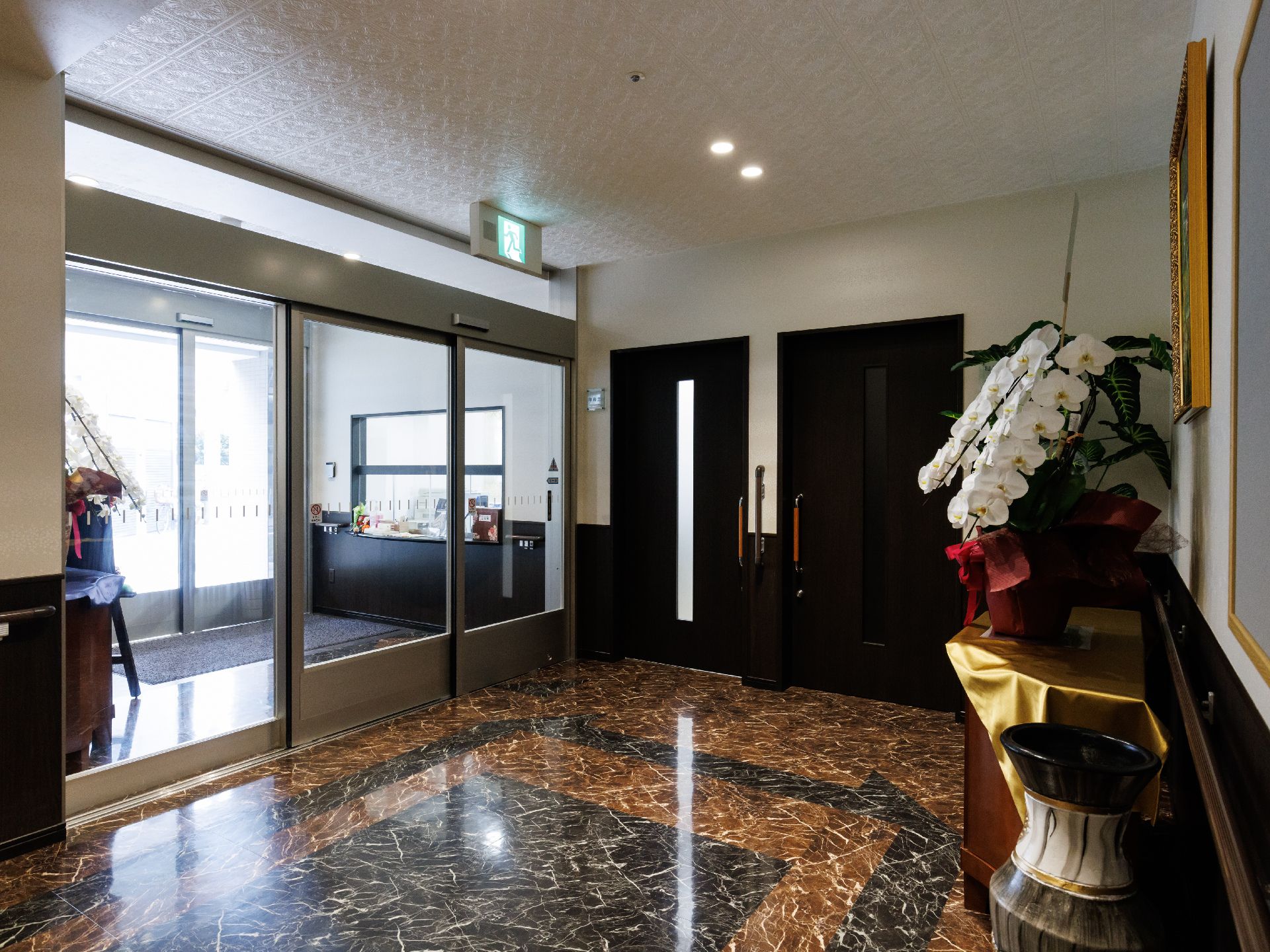 花瓶を設置した玄関ホール