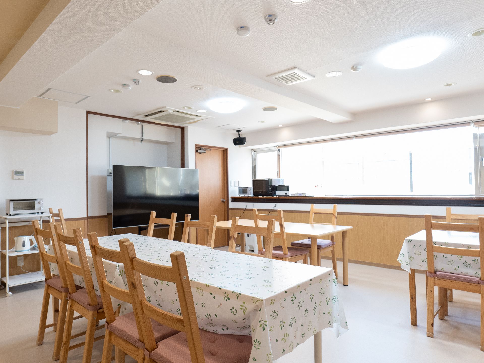 テレビを設置した食堂