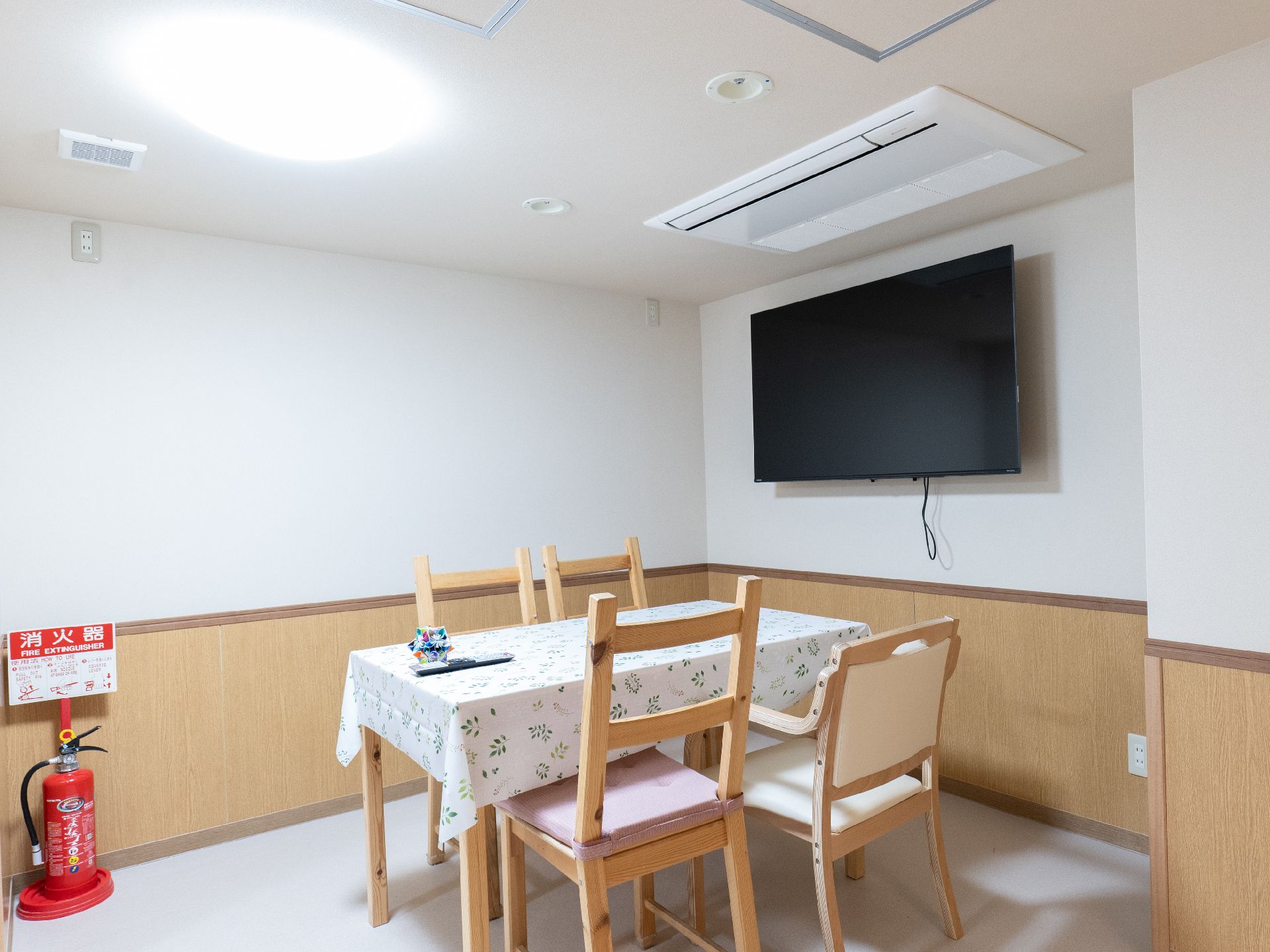 少人数ごとに分けられた食堂