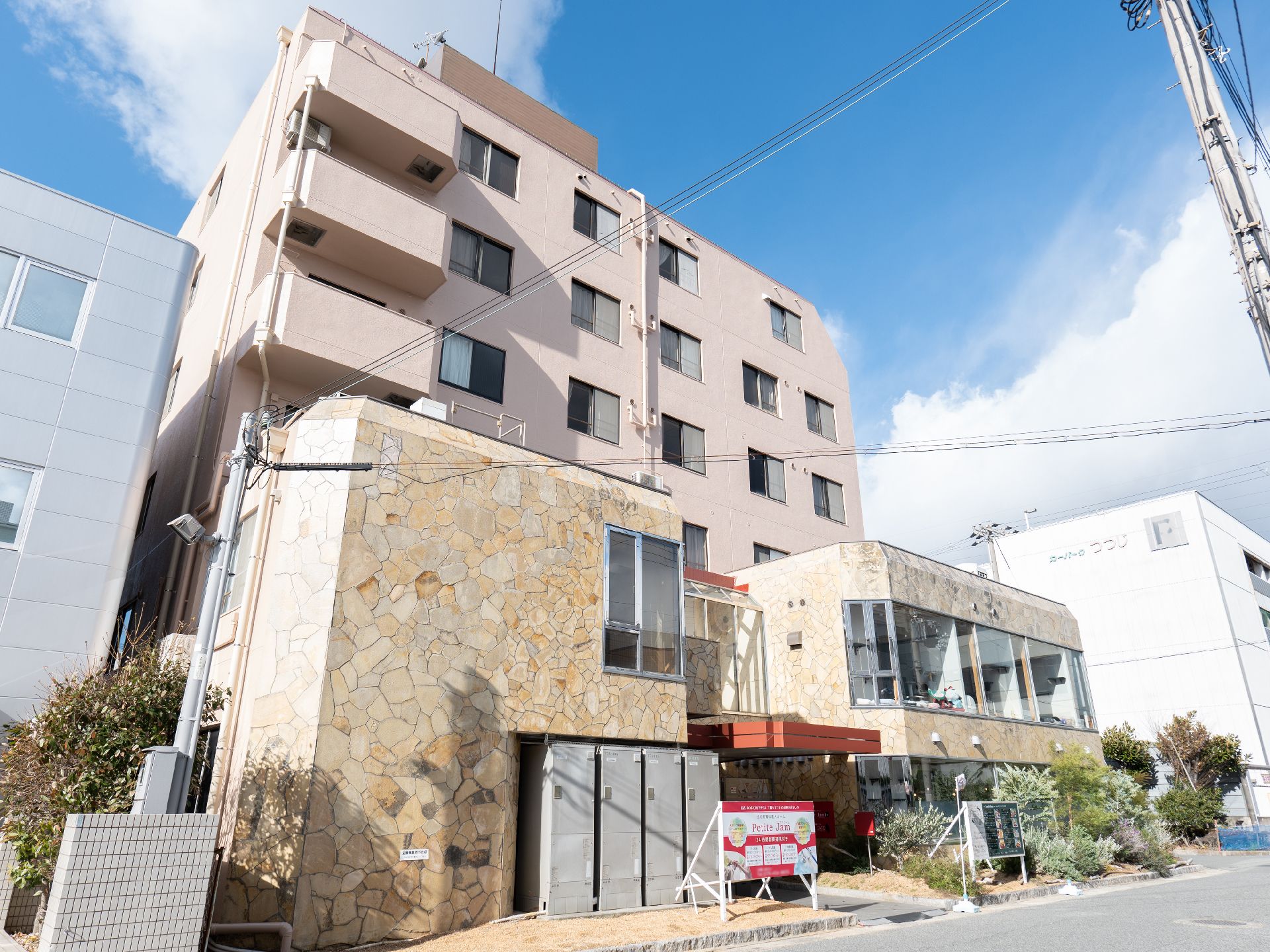 茶色を基調とした施設外観