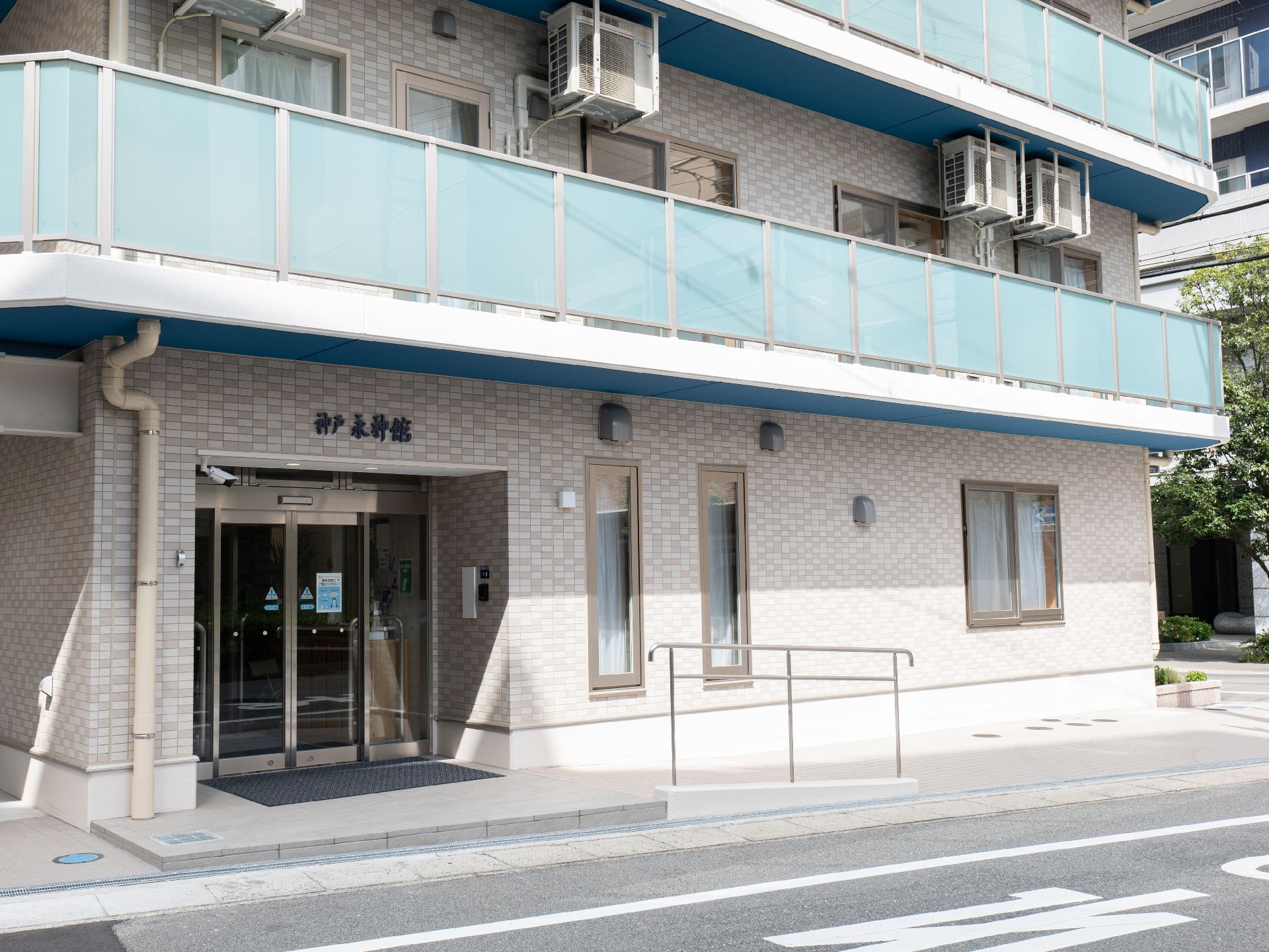 デザイン性のある形状を持ち、施設の名称が壁に記載されている施設の外観