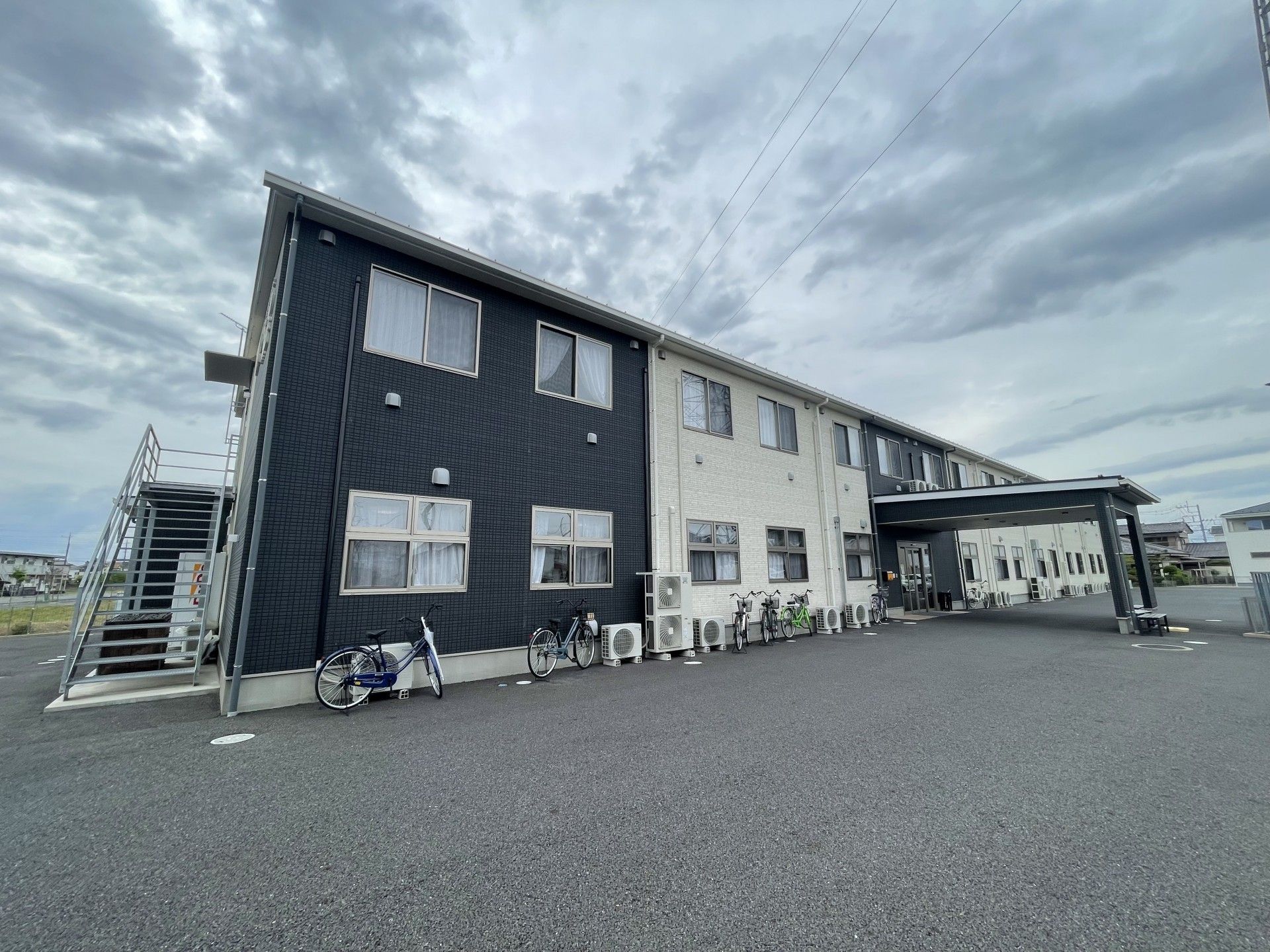 自転車が並ぶ建物外観