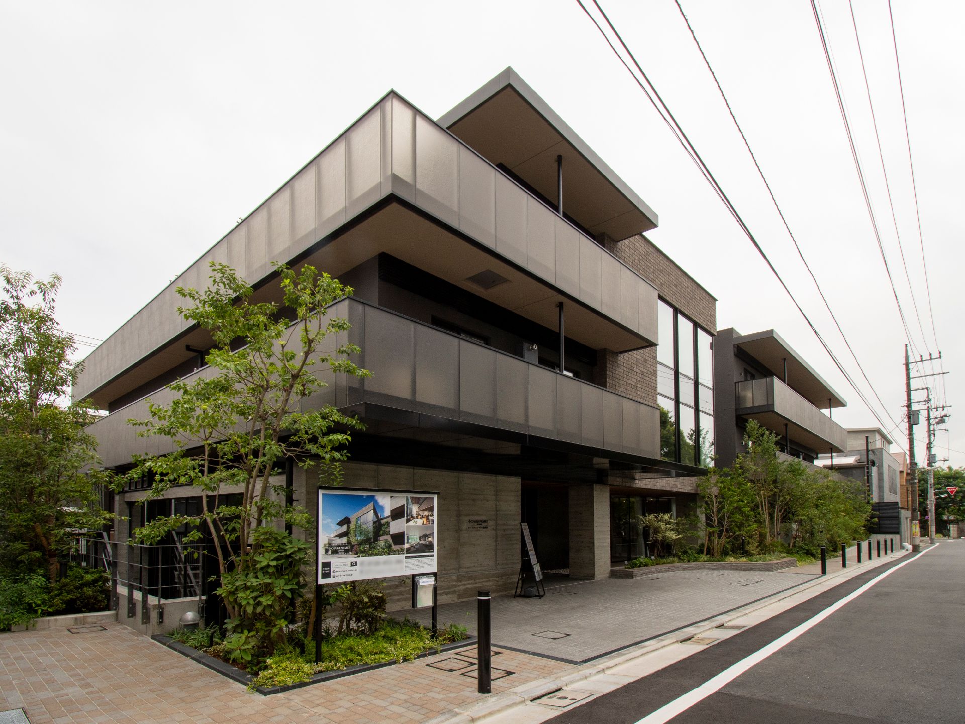 落ち着いた色調の3階建ての施設
