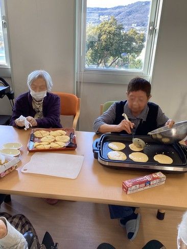 お菓子作りを楽しむ様子