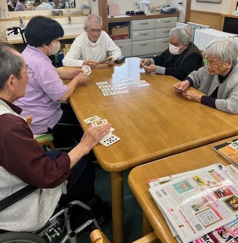 カードゲームを楽しむ様子