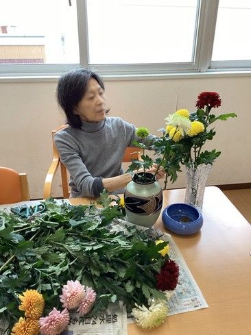 花を生ける女性の様子