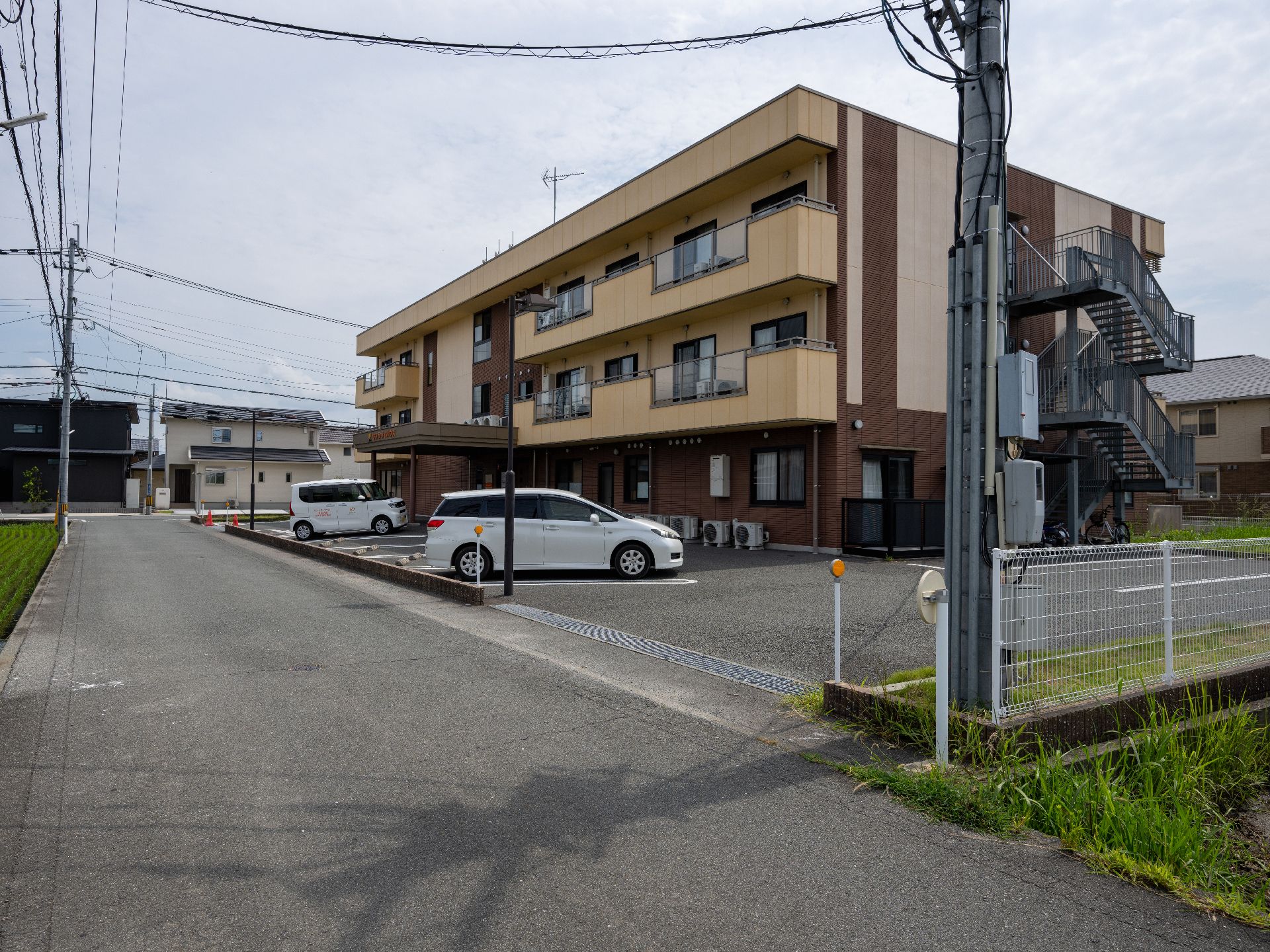 駐車場がある介護施設の外観
