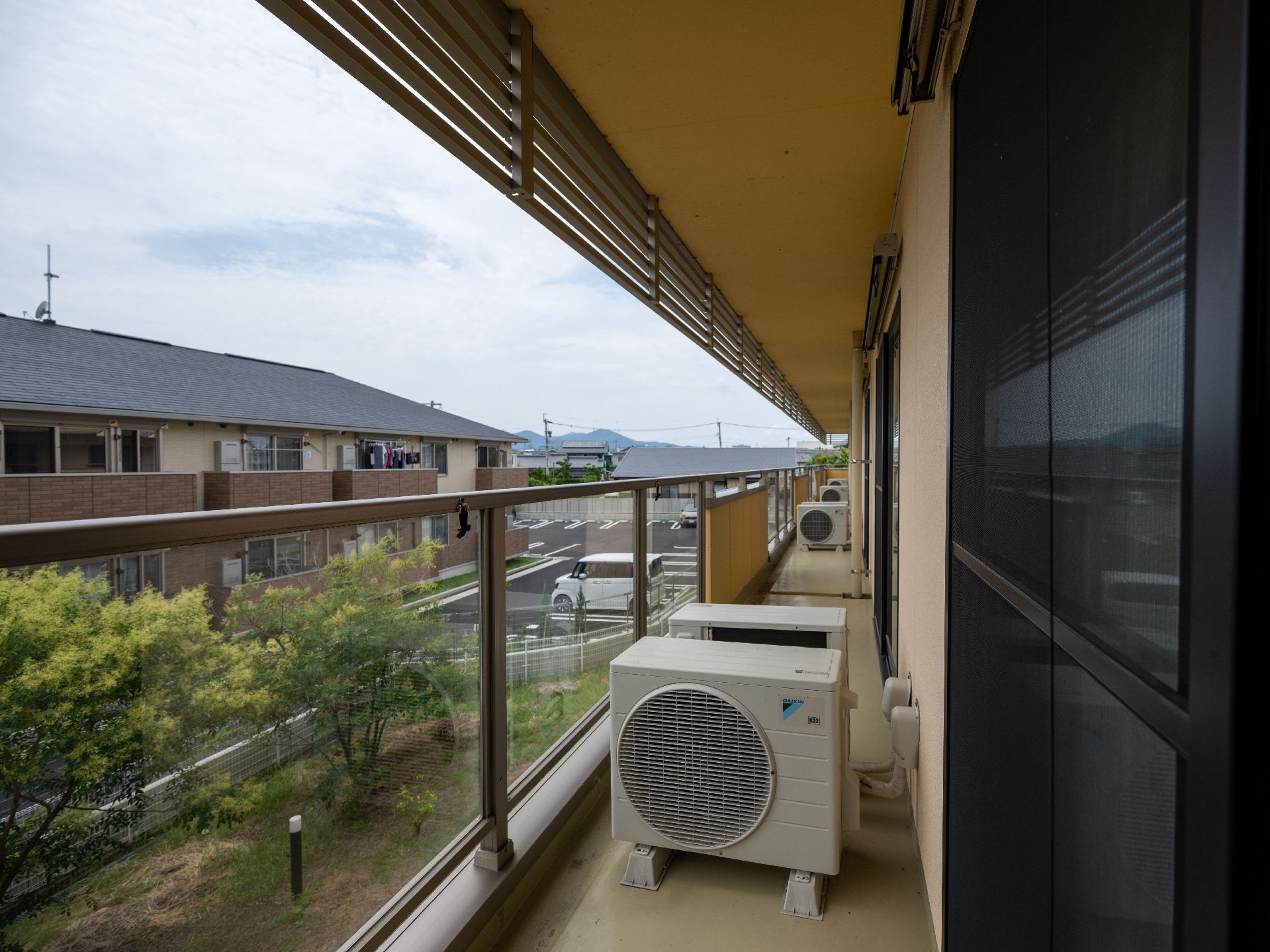 エアコンの室外機が置かれているベランダ