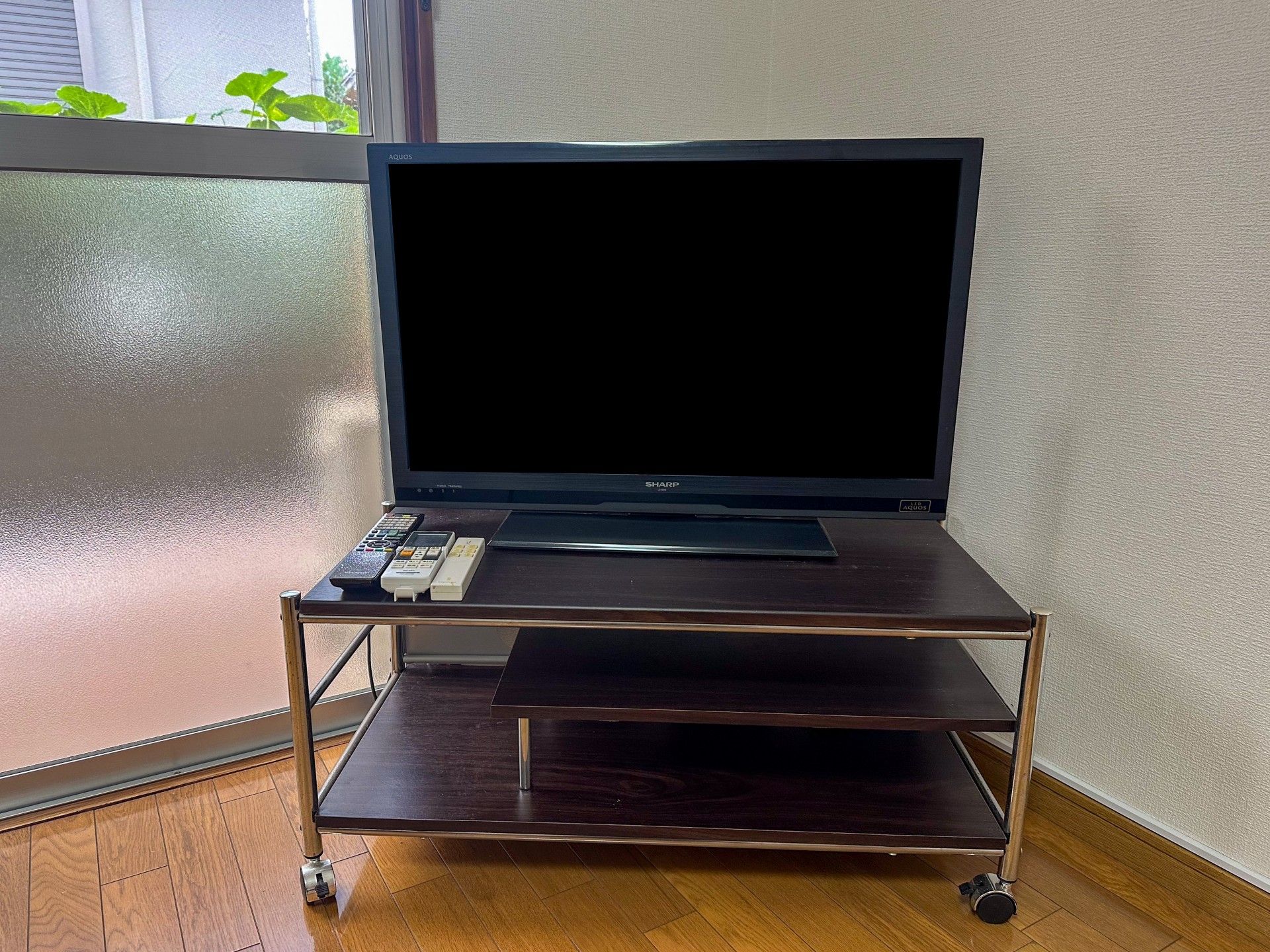 テレビとリモコンの棚