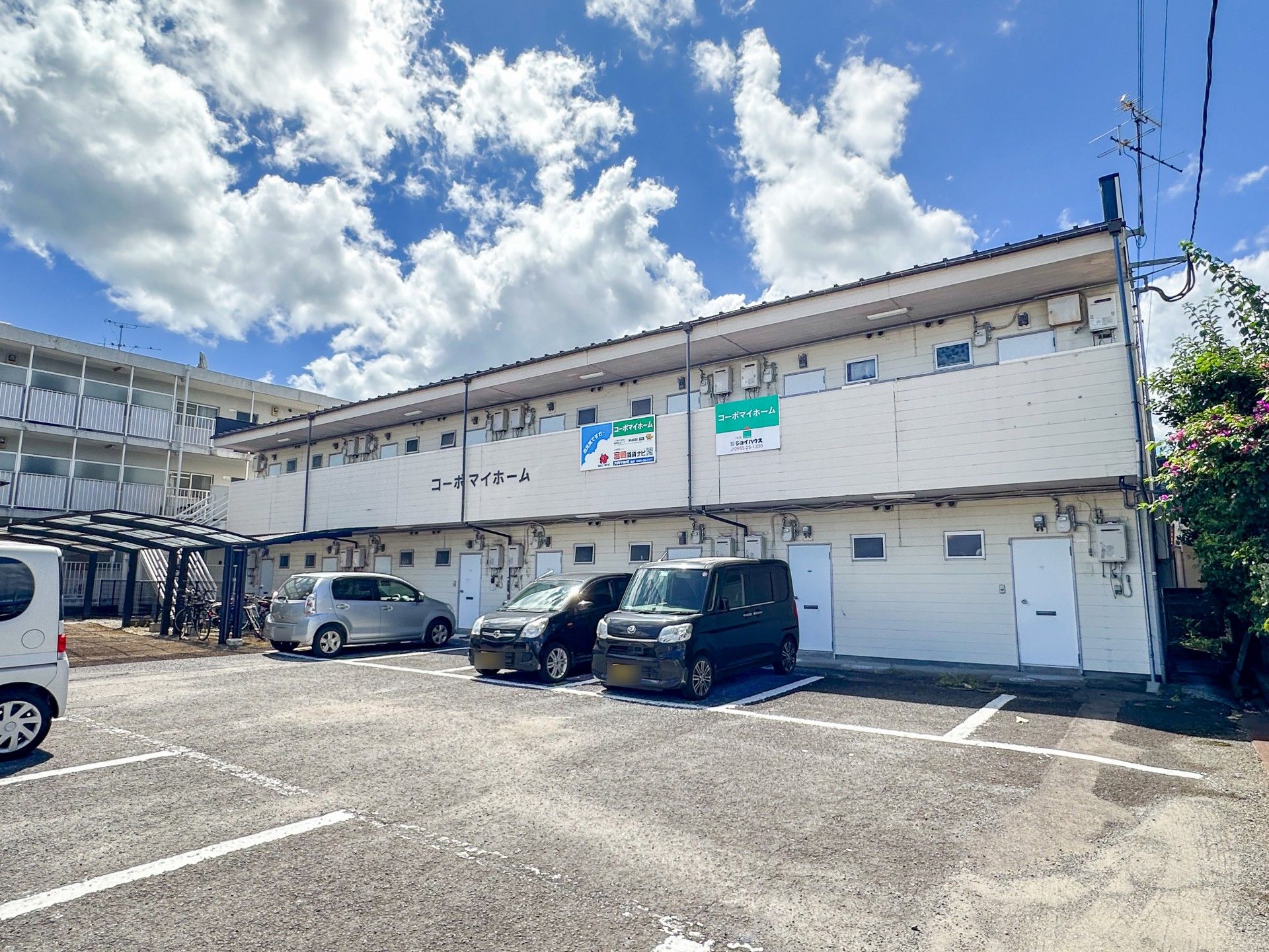 駐車場のある建物外観