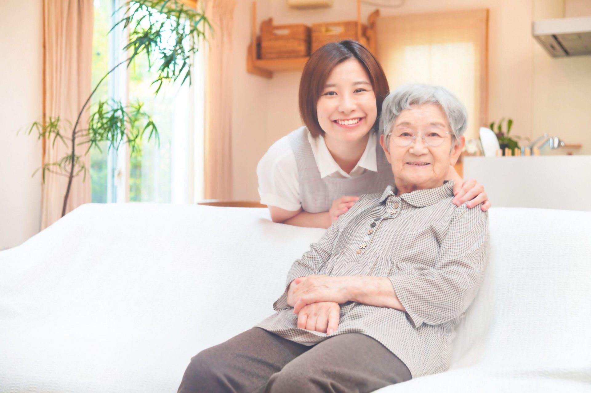 笑顔の女性と高齢者の居室
