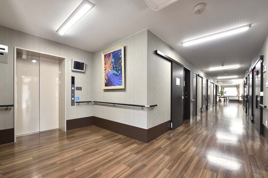 明るい廊下とエレベーター