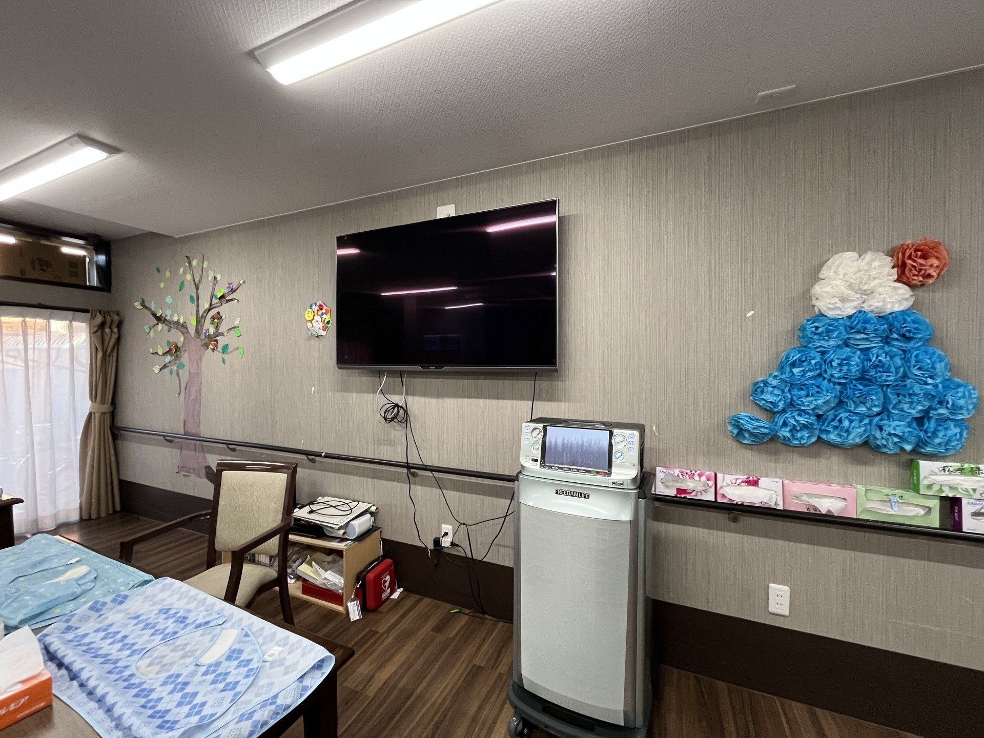 壁飾りとテレビの部屋