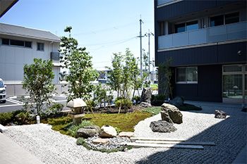 和風庭園のある施設外観