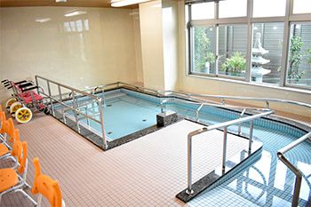 明るく清潔な浴場