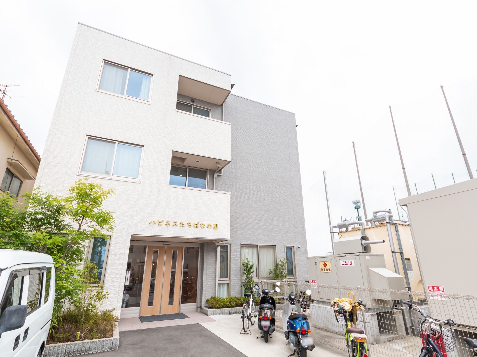 清潔感のある建物の入口