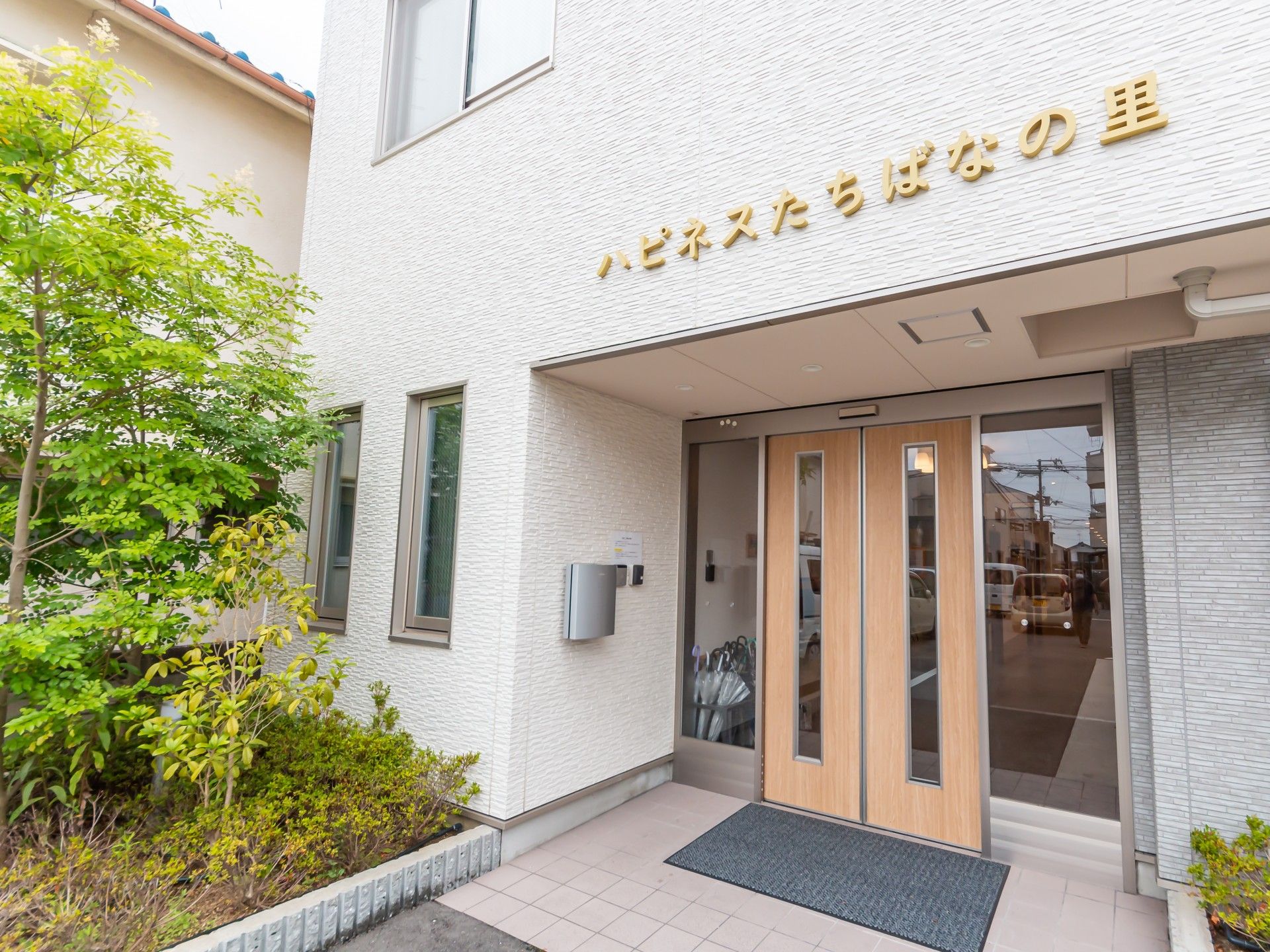 入り口が広い施設の正面