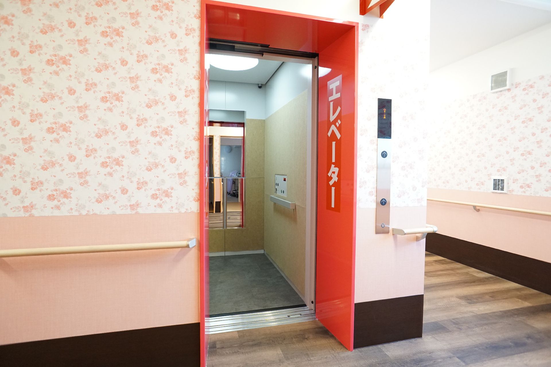 廊下に段差のないエレベーター