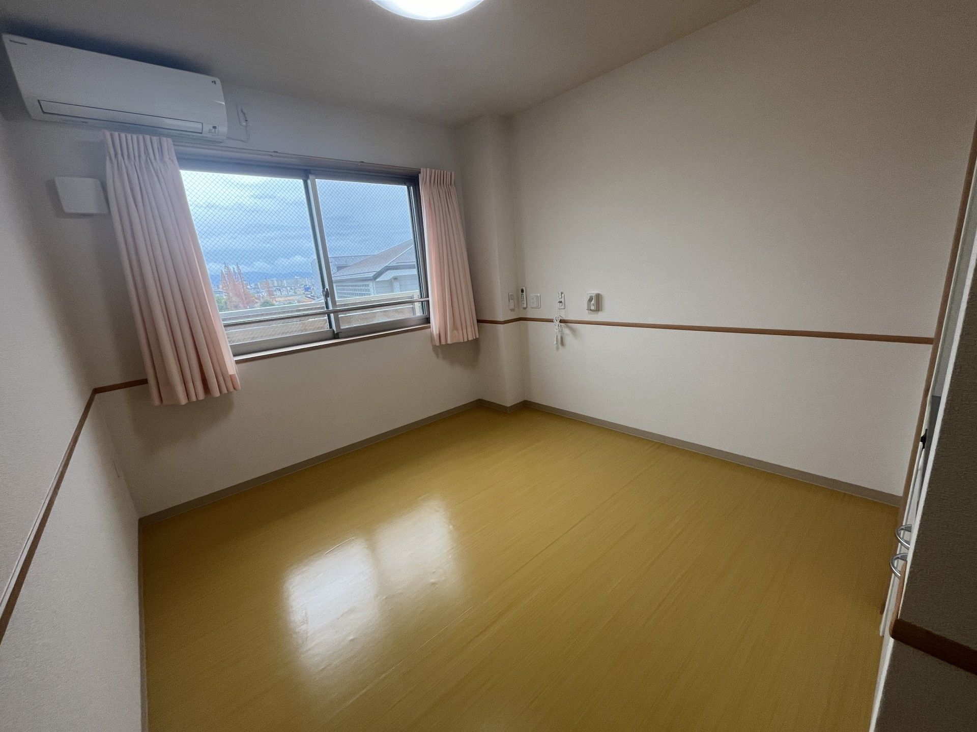 明るく清潔な個室の居室