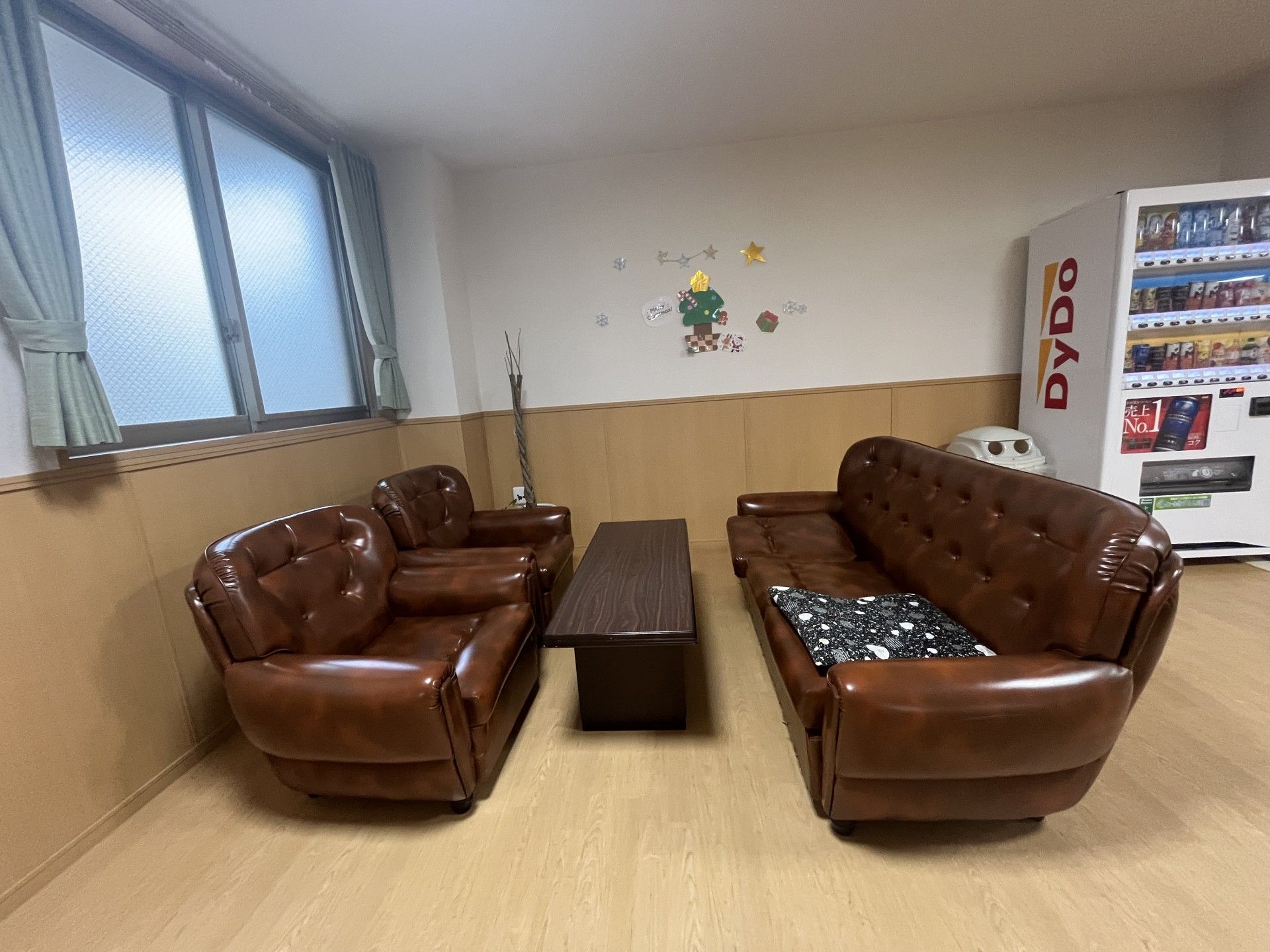 茶色のソファのあるラウンジ