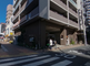都市部に位置するモダンな建物