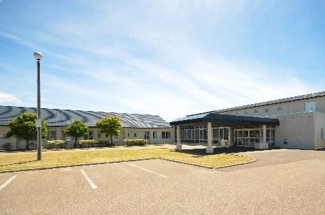 広い駐車場と建物の外観