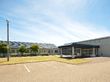 広い駐車場と建物の外観