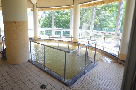 自然光が差し込む浴場