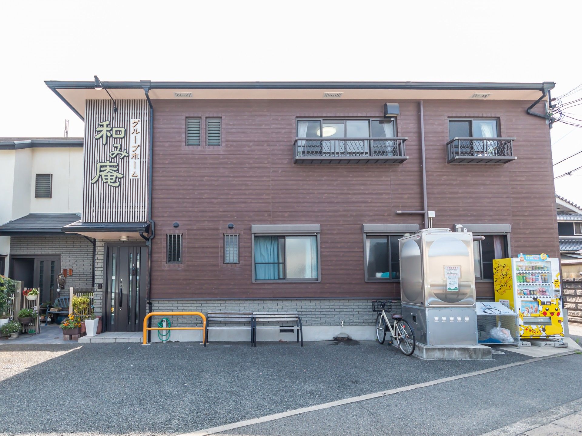 木の壁が特徴の施設