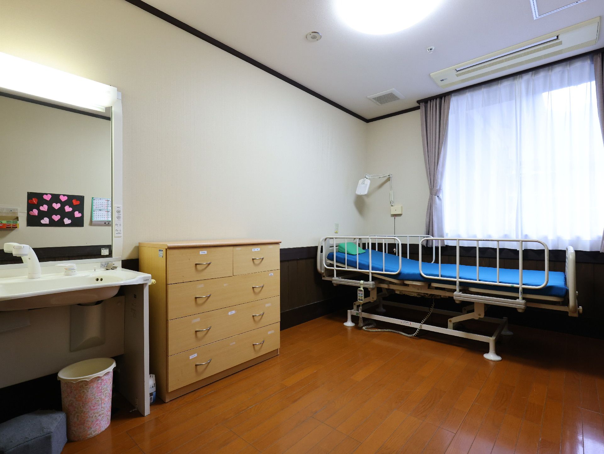 洗面台と介護ベッドが設置されている居室