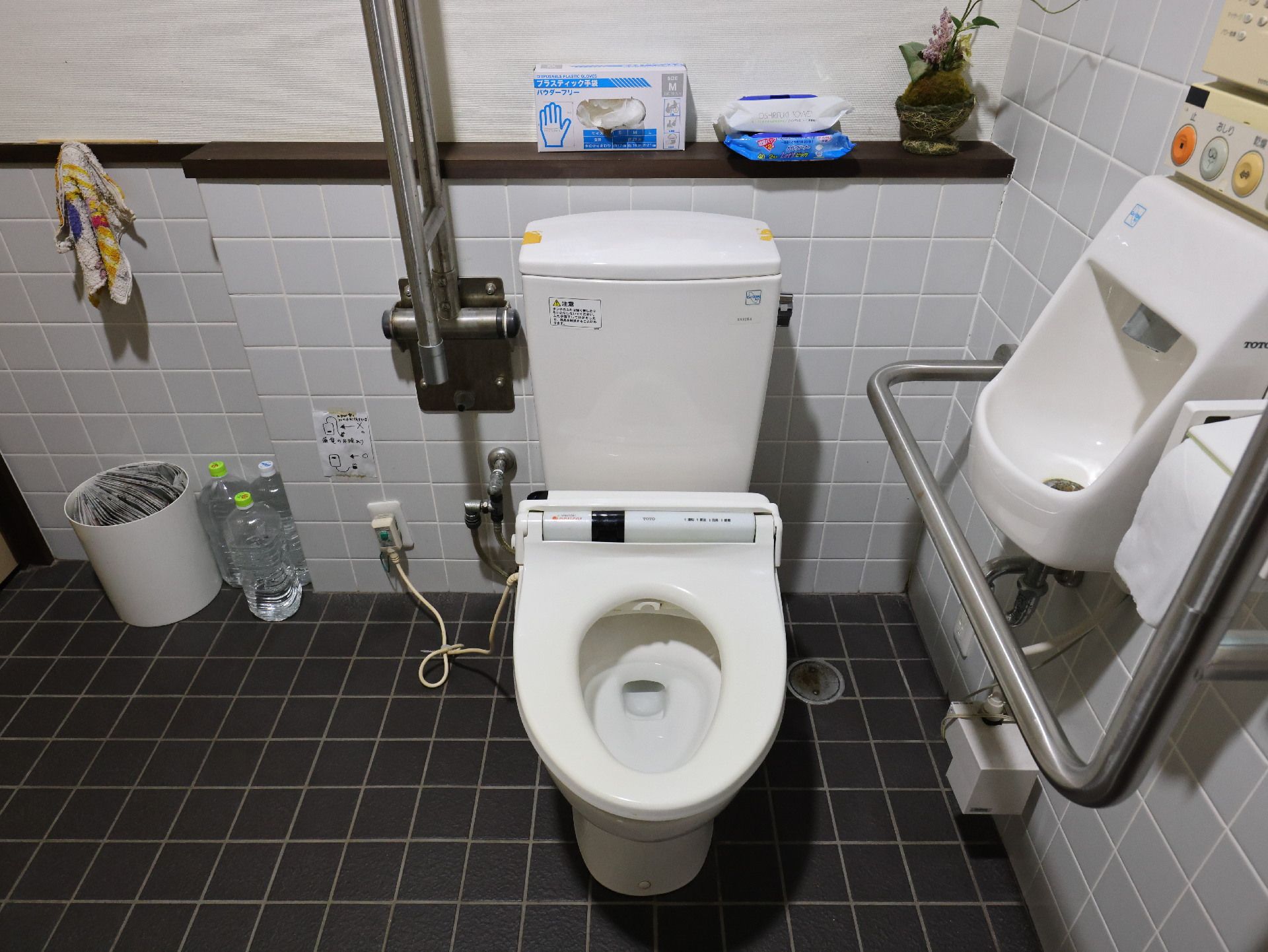 バリアフリー完備で壁に手すりが取り付けられているトイレ