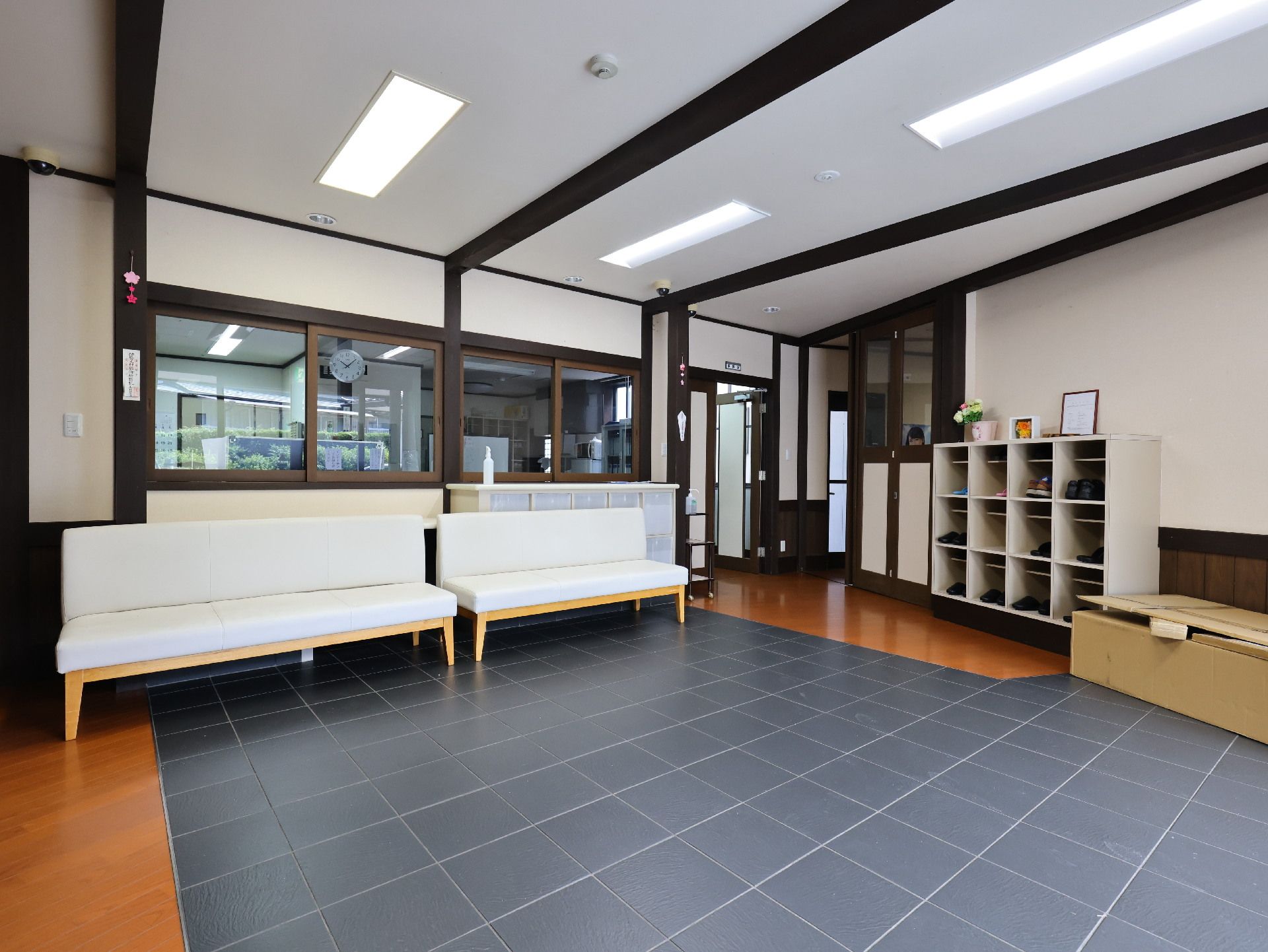 休憩用の椅子が置かれている玄関