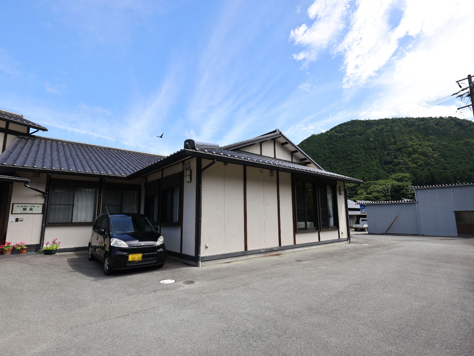 近隣に道路が設置されているので遠方から通いやすい介護施設の外観