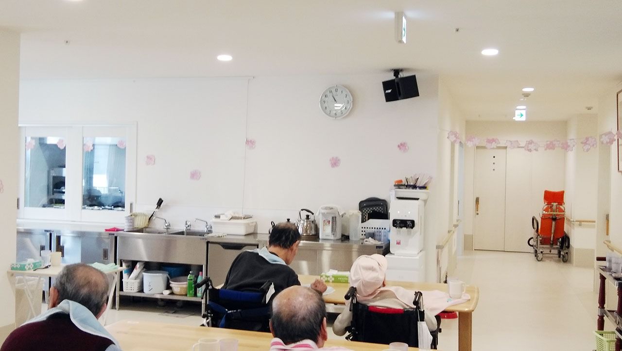食事を楽しむ人々の様子