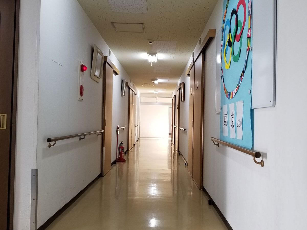 安全な手すり付き廊下