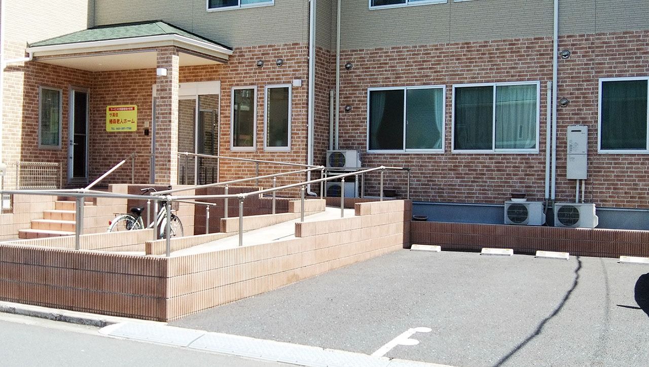 レンガ造りの建物の入口