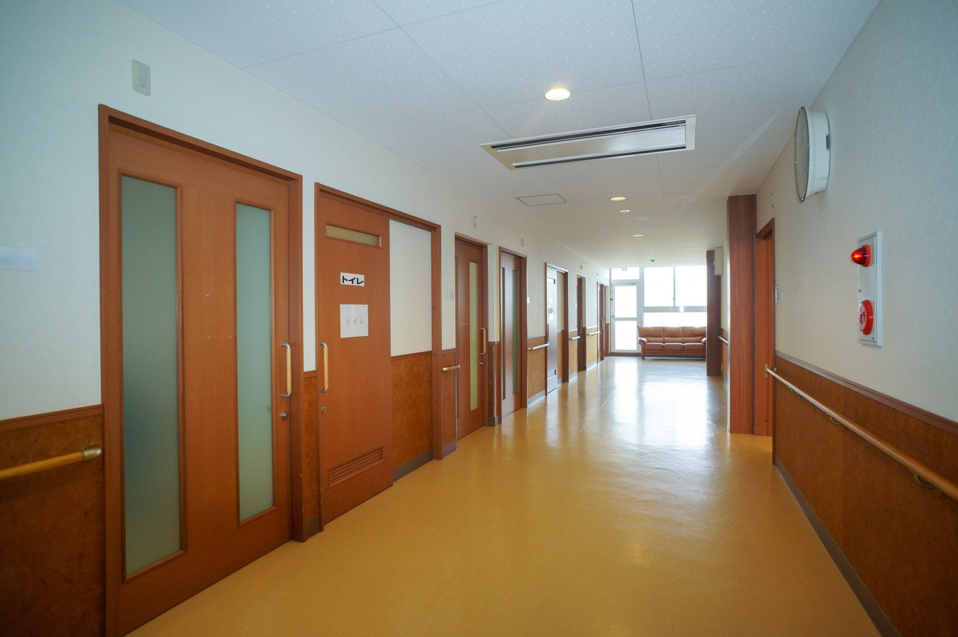 手すりのある廊下