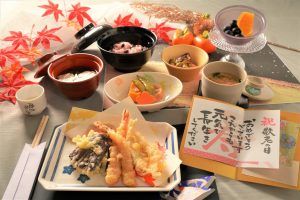 和食の並ぶ食事風景