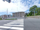 交差点と歩道のある郊外の景色