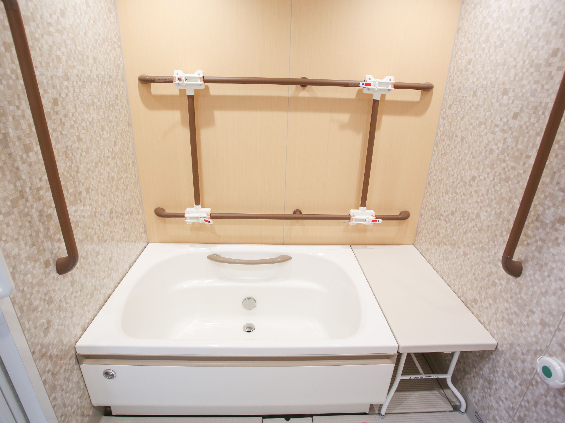 浴室には、複数の手すりを設置